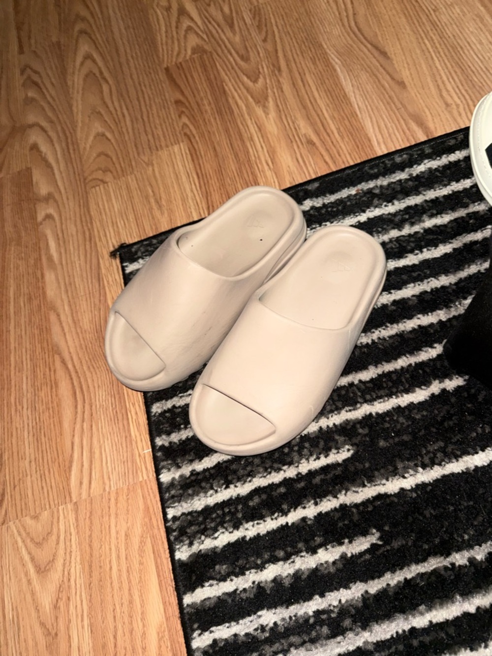 Yeezy Slides - Picture 2 of 4